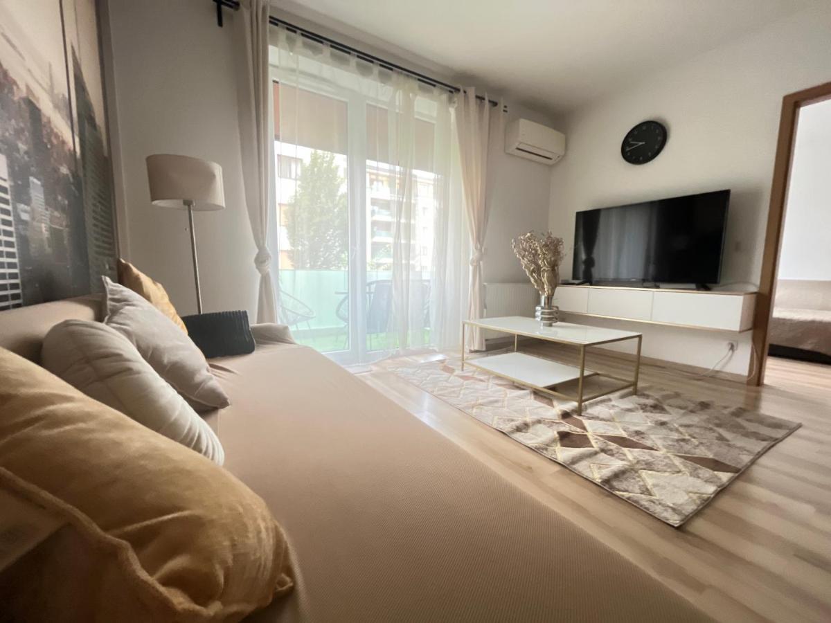 Corvin Promenade Crystal Apartment Будапеща Екстериор снимка