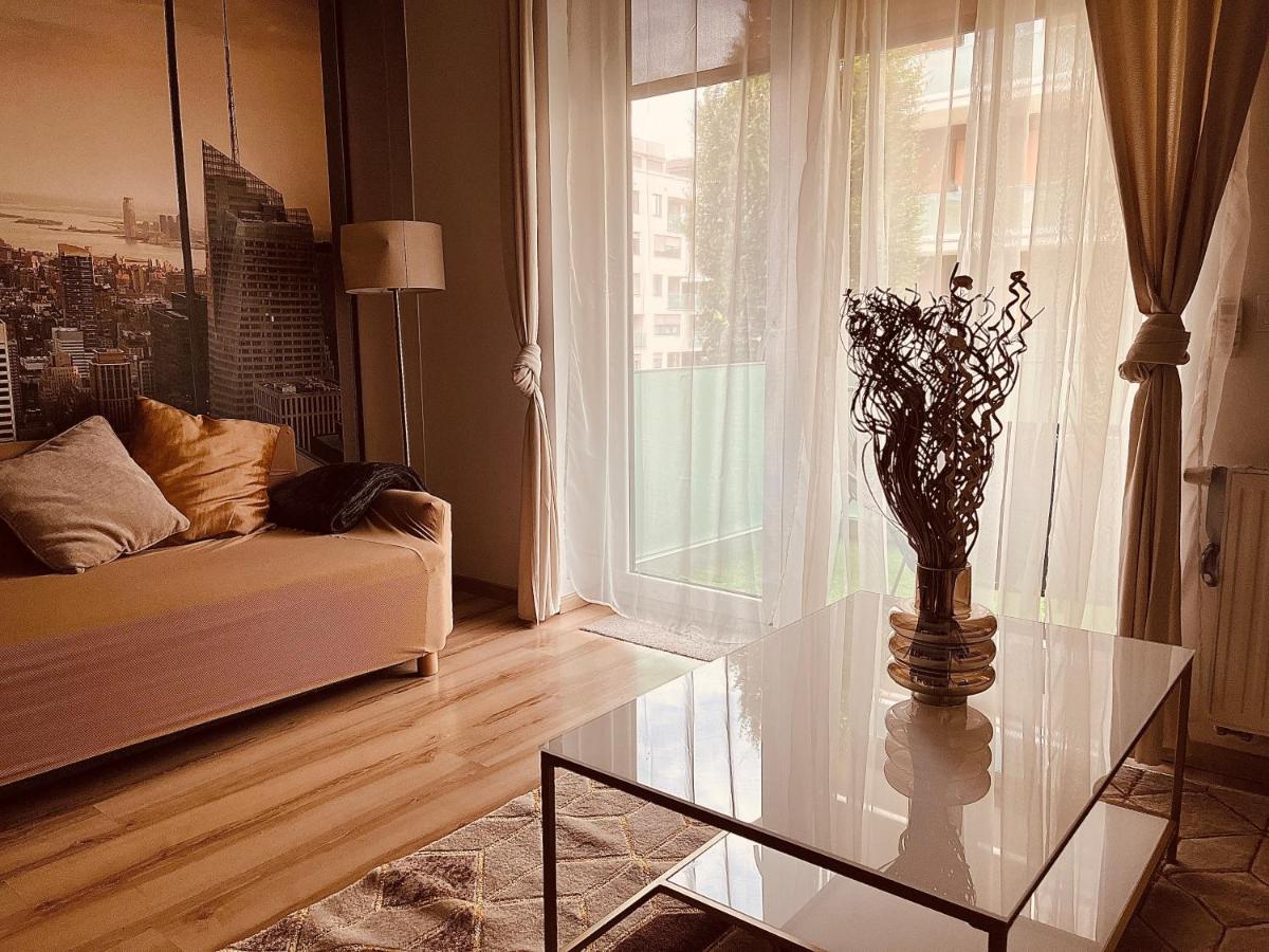 Corvin Promenade Crystal Apartment Будапеща Екстериор снимка